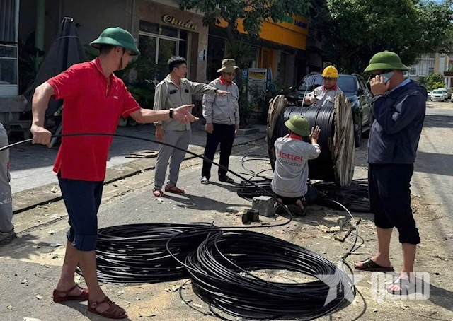 Viettel Đắk Lắk (Tập đoàn Công nghiệp - Viễn thông Quân đội) hỗ trợ vùng lũ Đắk Lắk khắc phục hậu quả